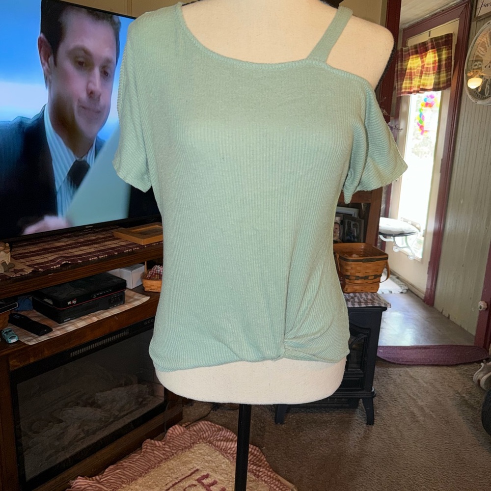 Women’s One-Shoulder Twist Hem Top in Mint Green